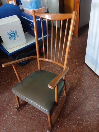 Butaca de madera con asiento de piel