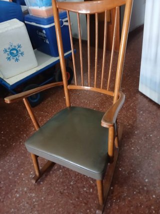 Butaca de madera con asiento de piel