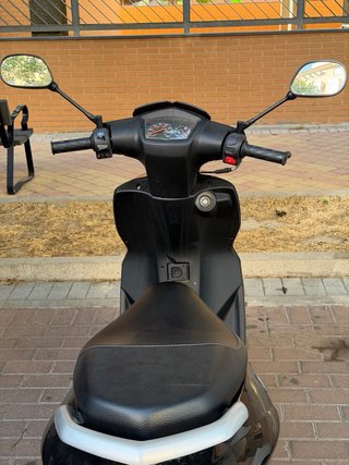 Ciclomotor Peugeot Kisbee 49cc Negro 2025