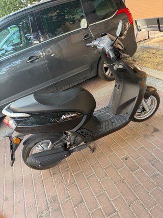 Ciclomotor Peugeot Kisbee 49cc Negro 2025