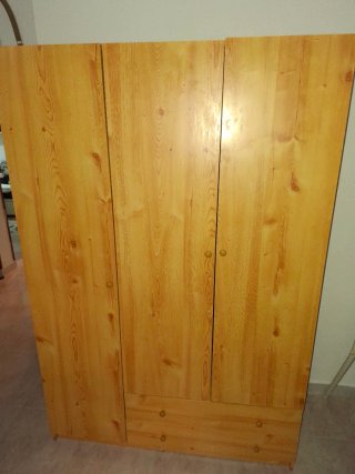 Armario de madera con cajones y barra