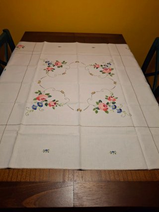 Mantel cuadrado bordado flores