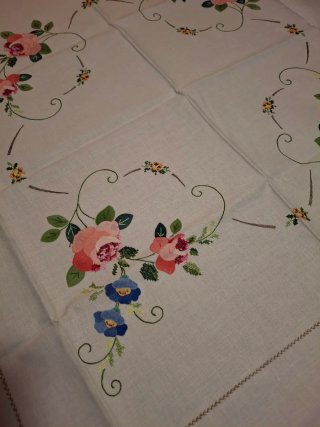 Mantel cuadrado bordado flores