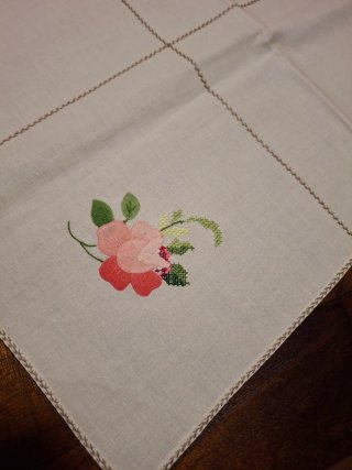 Mantel cuadrado bordado flores