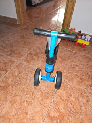 Bicicleta de equilibrio azul