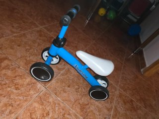 Bicicleta de equilibrio azul