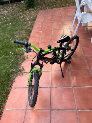 Bicicleta infantil verde y negra