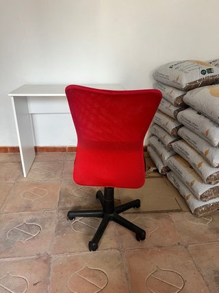 Escritorio blanco con silla giratoria roja