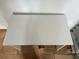 Escritorio blanco con silla giratoria roja
