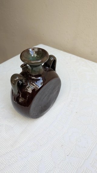 Botijo de cerámica marrón y verde
