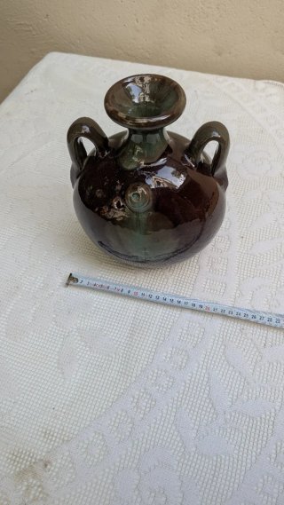 Botijo de cerámica marrón y verde