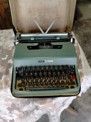 Máquina de escribir Olivetti Lettera 32