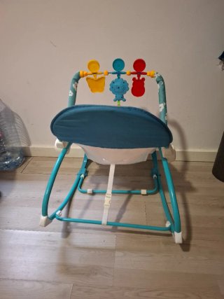 Hamaca bebé con cinturón y juguetes