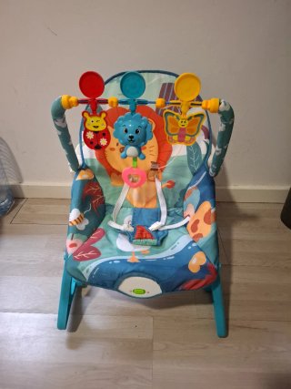 Hamaca bebé con cinturón y juguetes