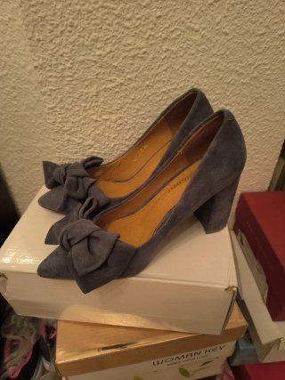Zapatos de vestir grises con lazo.