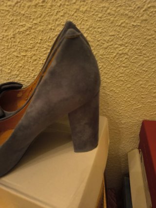 Zapatos de vestir grises con lazo.