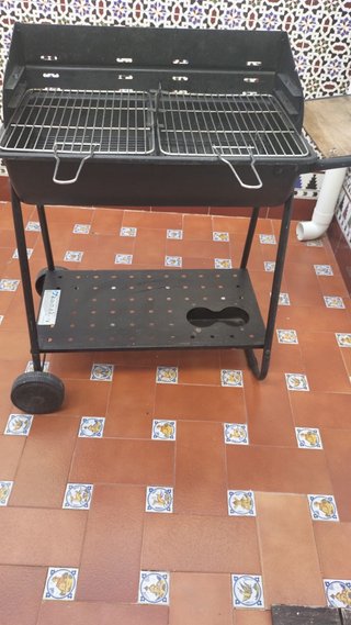 Barbacoa de metal negra con ruedas