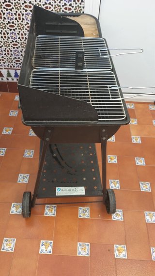 Barbacoa de metal negra con ruedas