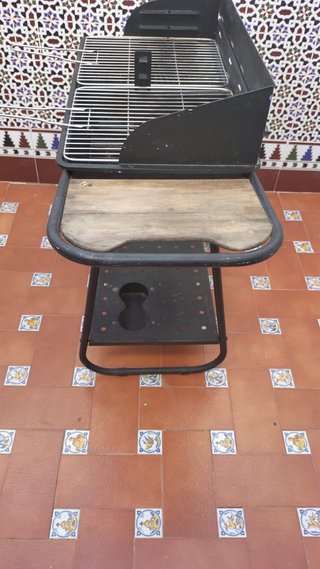Barbacoa de metal negra con ruedas