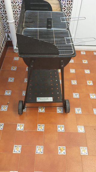 Barbacoa de metal negra con ruedas