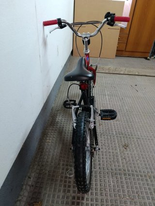 Bicicleta infantil Fyffes roja y negra