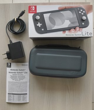 Nintendo Switch Lite con caricatore e scatola