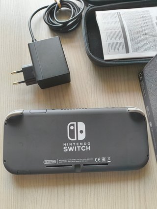 Nintendo Switch Lite con caricatore e scatola
