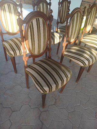 Sillas antiguas de madera y tela
