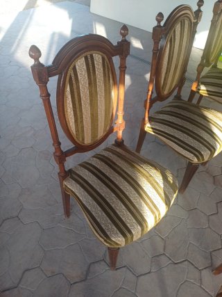 Sillas antiguas de madera y tela