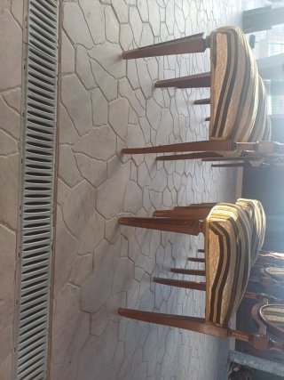 Sillas antiguas de madera y tela