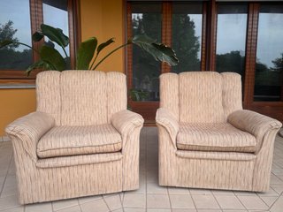 Dos sillones de tela beige y marrón