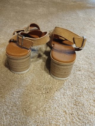 Sandalias Paula Urban tacón beige y dorado
