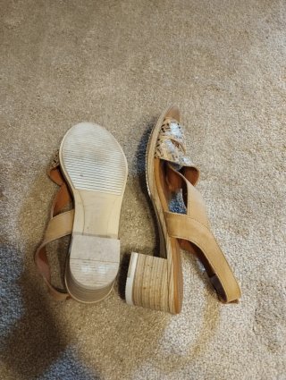 Sandalias Paula Urban tacón beige y dorado