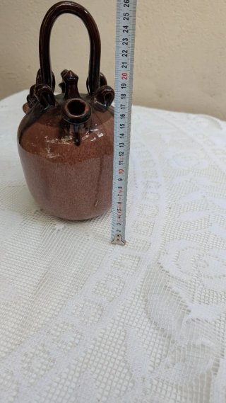 Botijo decorativo de cerámica marrón