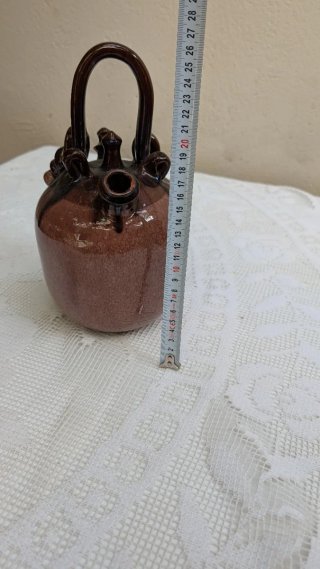 Botijo decorativo de cerámica marrón