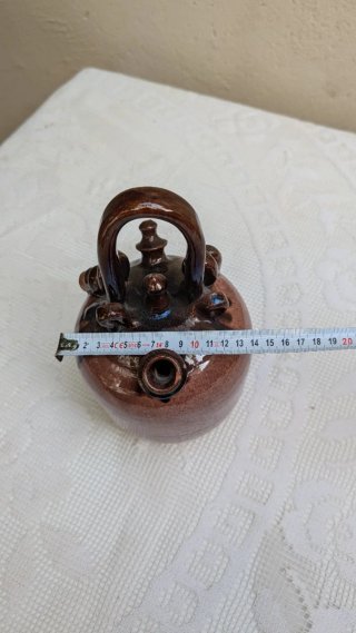 Botijo decorativo de cerámica marrón