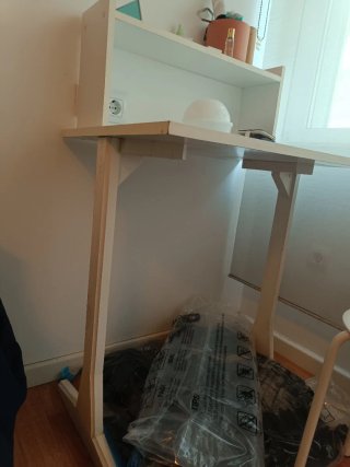 Mesa auxiliar o pequeño escritorio de madera.