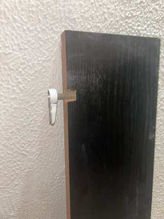 Estantería de madera negra