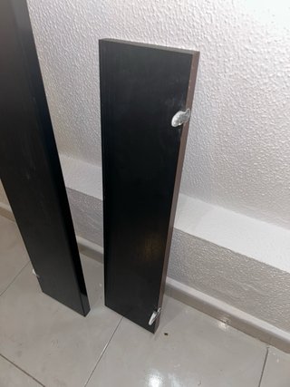 Estantería de madera negra
