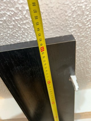 Estantería de madera negra