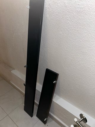 Estantería de madera negra