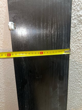 Estantería de madera negra