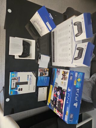 Lotti di scatole e manuali PS4 + regali controller e supporti