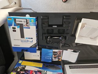 Lotti di scatole e manuali PS4 + regali controller e supporti