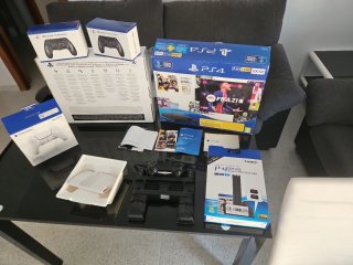 Lotti di scatole e manuali PS4 + regali controller e supporti