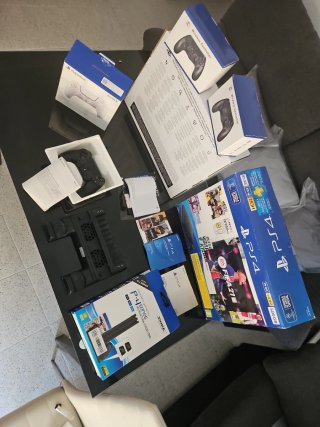 Lotti di scatole e manuali PS4 + regali controller e supporti