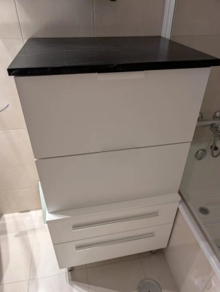 Mueble baño cajones encimera mármol negro