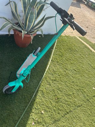 Patinete eléctrico color turquesa