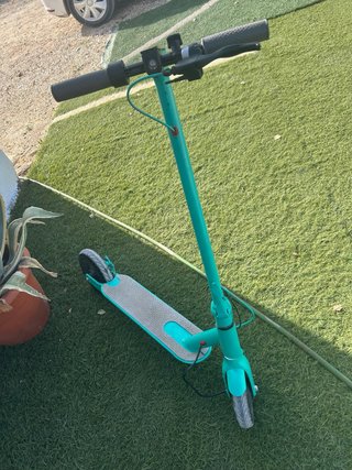 Patinete eléctrico color turquesa