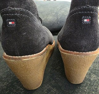 Botín Tommy Hilfiger Cuña Ante Negro